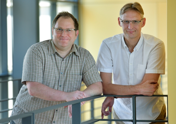BeamXpert-Team im Treppenhaus vom ZMM - Dr. Bernd Eppich und Dr. Guido Mann
